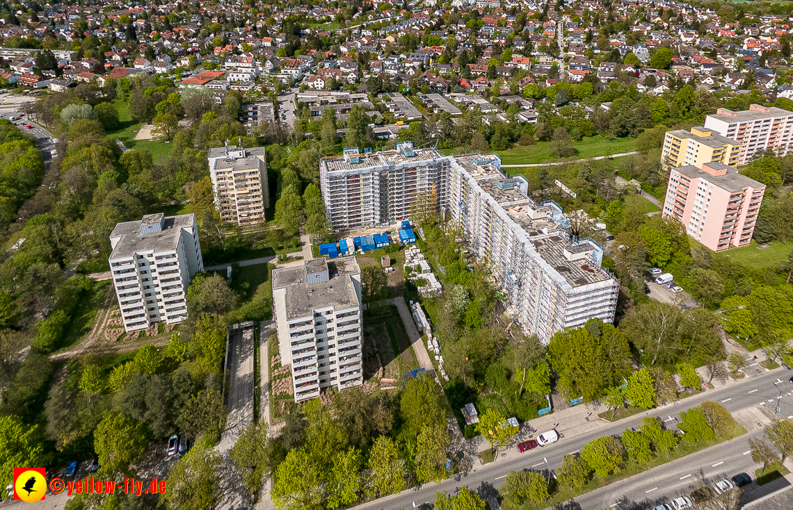 04.05.2023 - Luftbilder von der Fassadensanierung am Karl-Marx-Ring 11-21 in Neuperlach